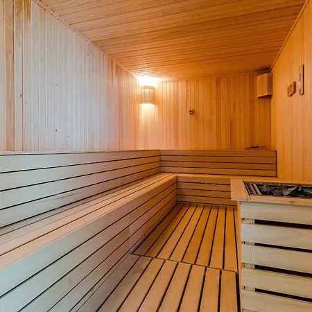 Апартаменти 33rd Floor Luxury & Fitness *